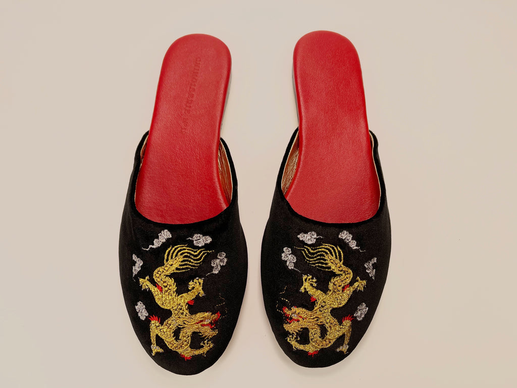 embroidered dragon velvet mules in black color